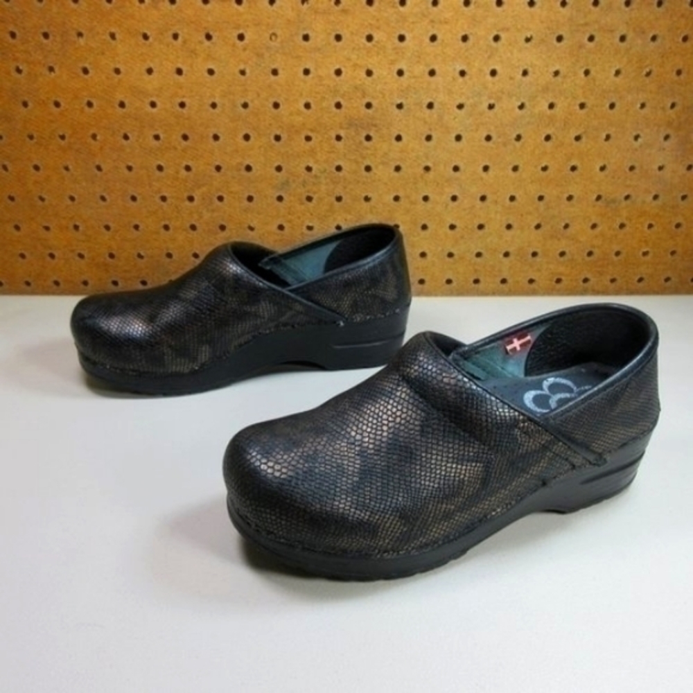 Sanita womens black silver Paris snakeskin clogs 6 M 36